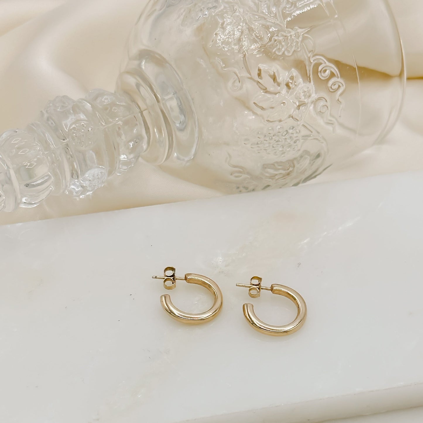 Mila Small Hoop Earring